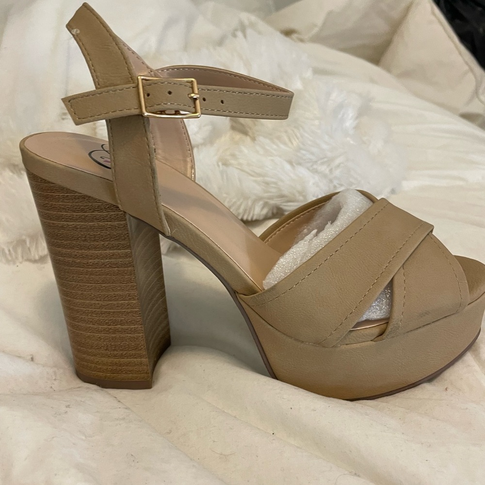 Beige platform crisscross Strappy sandals. NEW. 6